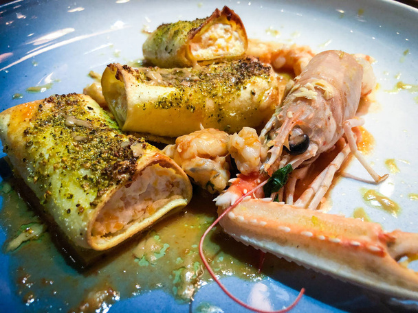 calamar relleno con delicioso queso feta y especias
 - Foto, imagen