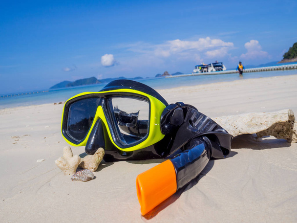 Nurkowanie na białym piasku plaży z niebieskim tle nieba, Enjoy snorkeling Tour na wakacje - Zdjęcie, obraz