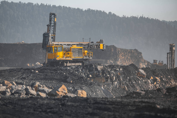 Patlayıcı yerleştirmek için sondaj sondaj kuyuları. Toprak patlamasından maden kömürü ve mineralleri açın - Fotoğraf, Görsel