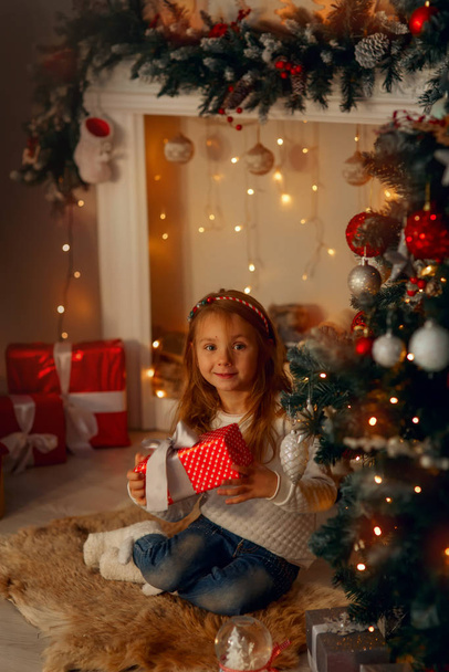 Happy little girl at home in Christmas eve - Foto, Imagem
