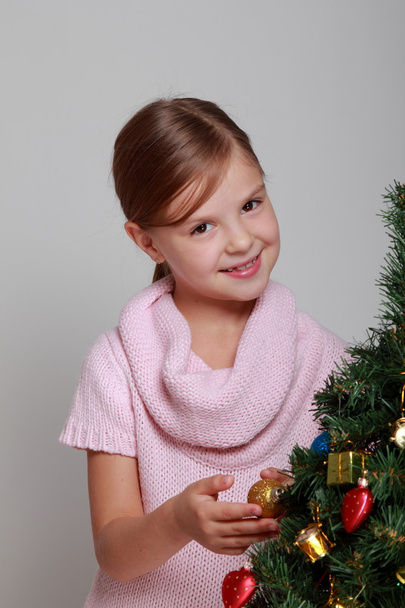 Menina perto de uma árvore de Natal
 - Foto, Imagem