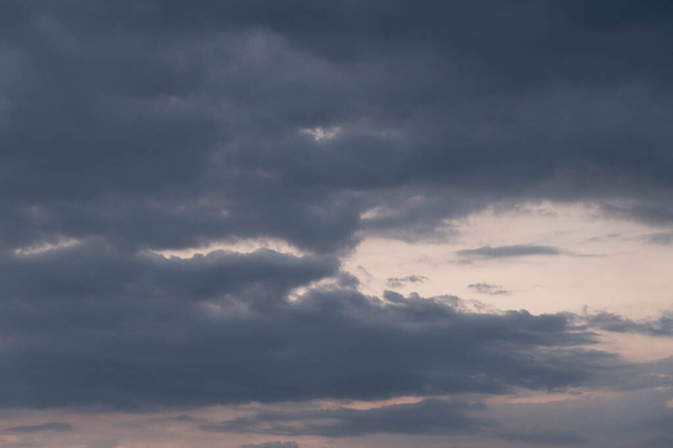 Dramaattinen Auringonnousu ja Auringonlasku pilvinen taivas, Luonto pilvinen ilta tausta, Hope käsite
. - Valokuva, kuva