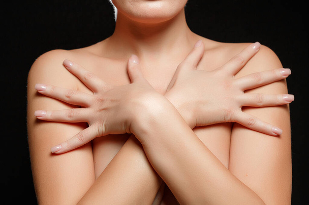 Çıplak esmer kadın göğüslerini kapatıyor. Siyah izole - Fotoğraf, Görsel