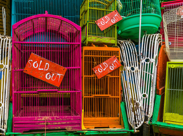 cages à oiseaux avec enseignes à guichets fermés, Commerce des animaux de compagnie en Asie, Contexte commercial des animaux
 - Photo, image