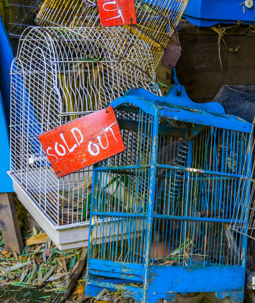 Vogelkäfige in Großaufnahme mit ausverkauftem Schild, Tierhandel in Asien, Animal Shop Hintergrund - Foto, Bild