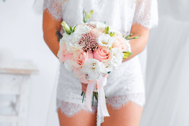 Delicate classic wedding bouquet of roses for the bride. Wedding flowers. - Foto, immagini
