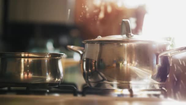 Uma panela de cozinha com água fervida em um fogão a gás
 - Filmagem, Vídeo