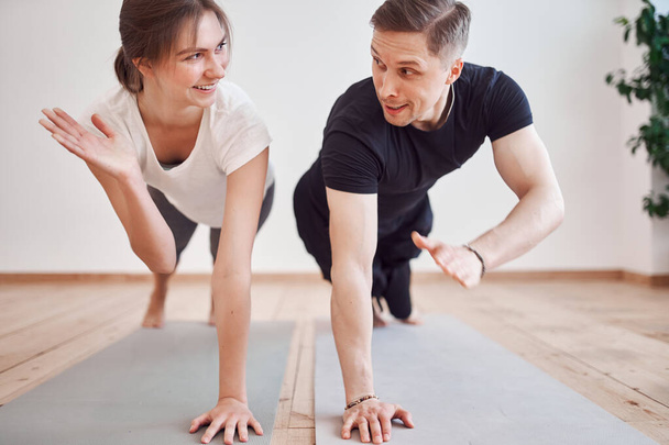 Athletic woman and man shaking hands on sports mat - Foto, afbeelding