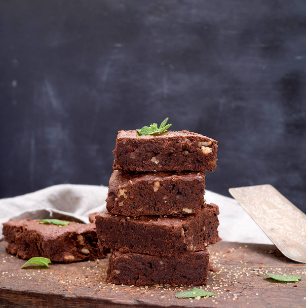 pila di pezzi quadrati di torta brownie al cioccolato al forno con walnu
 - Foto, immagini