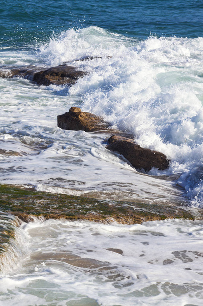 Golven van de zee arriveren aan de kust in de Atlantische Zee aan de kust van Cadiz in Spanje - Foto, afbeelding