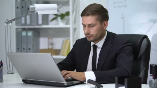 Businessman working on laptop pc, feeling fever and loosening tie up, stress - Záběry, video