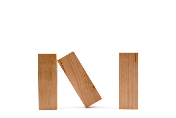 Tre blocchi di gioco in legno con spazio di copia isolato su uno schienale bianco
 - Foto, immagini