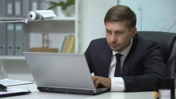 Uykulu iş adamı dizüstü bilgisayarda yazıyor ve esniyor, aşırı çalışıyor. - Video, Çekim