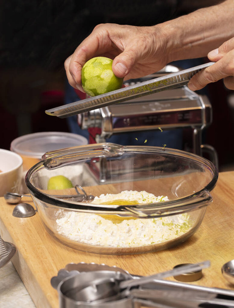 A tésztát citrusízesítéssel készítik egy osztályban - Fotó, kép