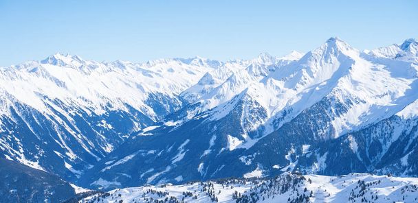 Fénykép festői hegyvidéki hóhegyek és kék ég - Fotó, kép