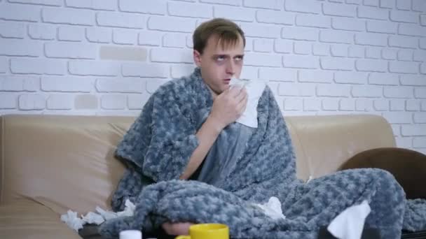 Portret van een zieke jonge vrouw thuis. Een jonge vrouw hoestend in de slaapkamer. Sluiten van zieke meisje hoesten koud. Vrouwelijke persoon geconfronteerd met griepsymptomen. close-up van blonde Kaukasische vrouw knijpen - Video