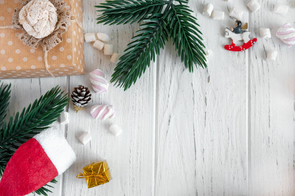 Новий рік і Різдво з місцем для напису на легкому дерев'яному фоні. Гілка ялинки, Санта Клаус і коробка з подарунком. Вид згори - Фото, зображення