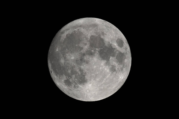 Luna piena vista con telescopio
 - Foto, immagini
