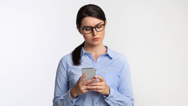 Serious Business Lady Using Smartphone Texting Standing In Studio - Zdjęcie, obraz