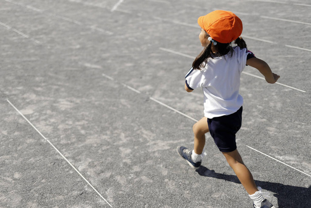 correr chica japonesa en ropa deportiva (4 años de edad
) - Foto, Imagen
