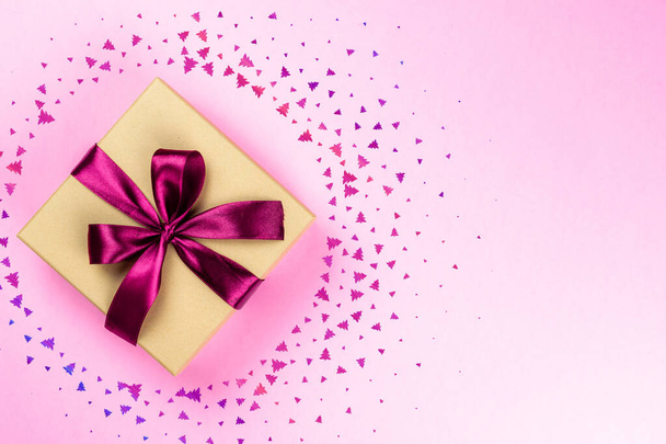 Caja de regalo cinta roja aislada sobre fondo rosa. Un regalo de Navidad. Sorpresa de Navidad. Fondo festivo para vacaciones Cumpleaños, San Valentín
 - Foto, imagen