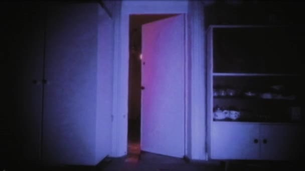 ヴィンテージ効果。空の部屋に赤い光がちらつきます。古い、グリッチ、レトロ犯罪現場だ孤独の恐怖。ホラー映画のワンシーン。ドアからの光人はいないスリラー。ハロウィン - 映像、動画