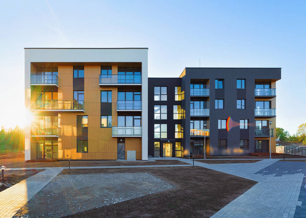 Asuinhuoneistojen julkisivu arkkitehtuuri ja ulkotilat auringonvalo
 - Valokuva, kuva