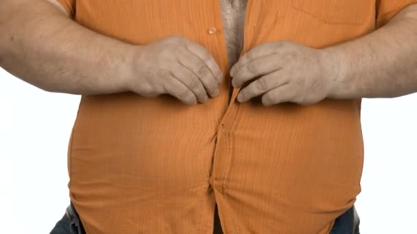 zbliżenie tłuszcz facet mocować mały rozmiar koszula. - Materiał filmowy, wideo
