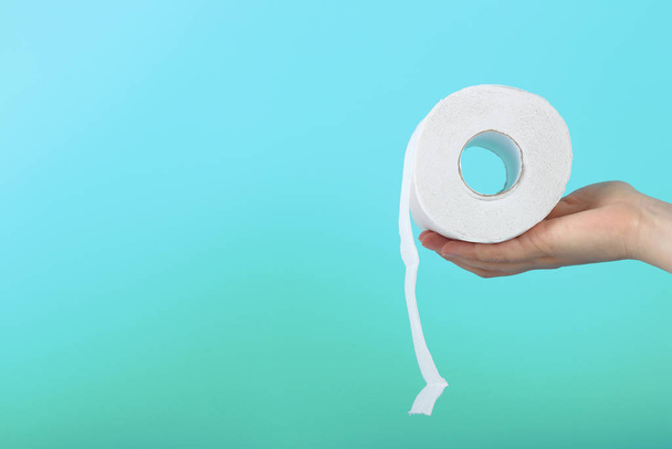 Biały papier toaletowy rolki w kobiecej ręce, pojęcie zaparcia lub biegunka - Zdjęcie, obraz