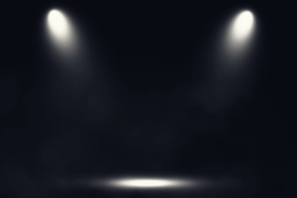 weiße Bühne mit Spotbeleuchtung und Nebel vor schwarzem Hintergrund.  - Foto, Bild