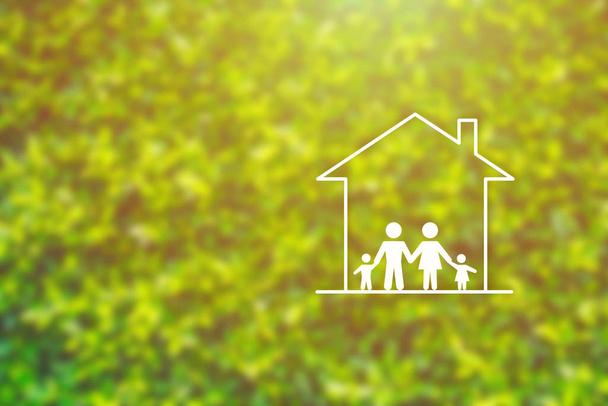 Happy Family Concept: Familie en thuis pictogrammen met groene struik en zonlicht op de achtergrond. - Foto, afbeelding
