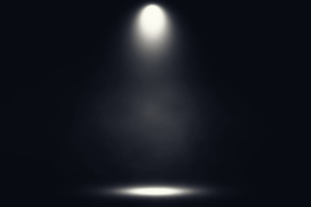 Palcoscenico bianco con illuminazione spot e nebbia su sfondo nero
.  - Foto, immagini