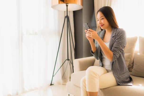 Muotokuva kaunis nuori aasialainen naiset käyttävät puhuva matkapuhelin
  - Valokuva, kuva