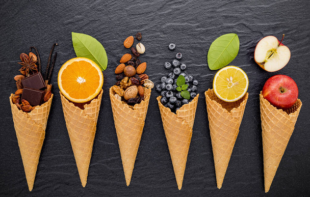 Různé přísady pro chuť zmrzliny v kornoutech borůvky, l - Fotografie, Obrázek