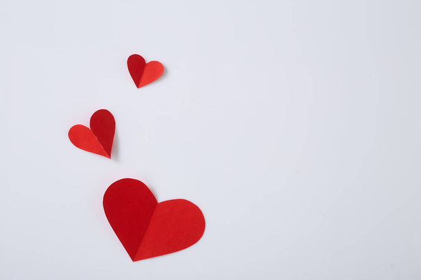 Beyaz arkaplanda kırmızı kağıt kalpler - Fotoğraf, Görsel