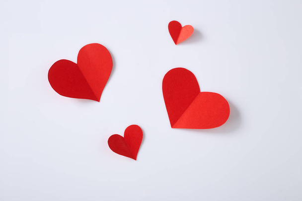 Red paper hearts on white background - 写真・画像
