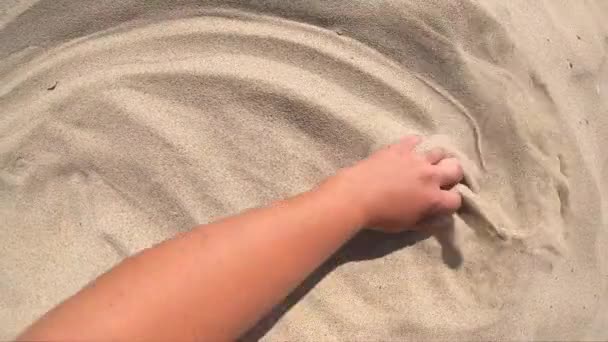Kézmozgás a homokfelületen, felülnézet. - Felvétel, videó