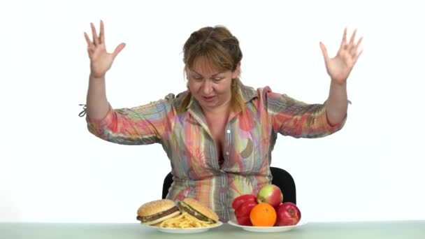 健康で不健康な食べ物を選ぶ喜びの女性. - 映像、動画