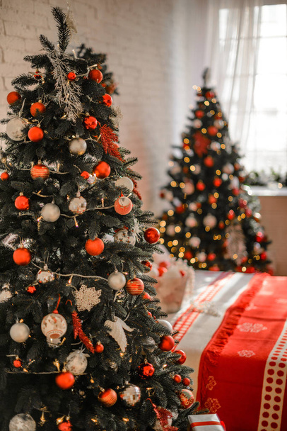 Belo quarto decorado holdiay com árvore de Natal com presentes sob ele - Foto, Imagem