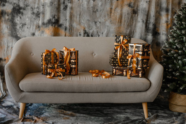 Piękny holdiay urządzony pokój z choinką z prezentami pod nim - Zdjęcie, obraz