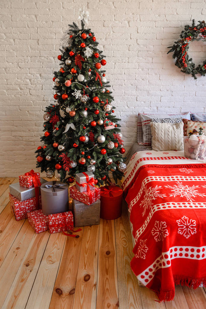 Krásná holdiay zdobený pokoj s vánoční stromeček s dárky pod ním - Fotografie, Obrázek