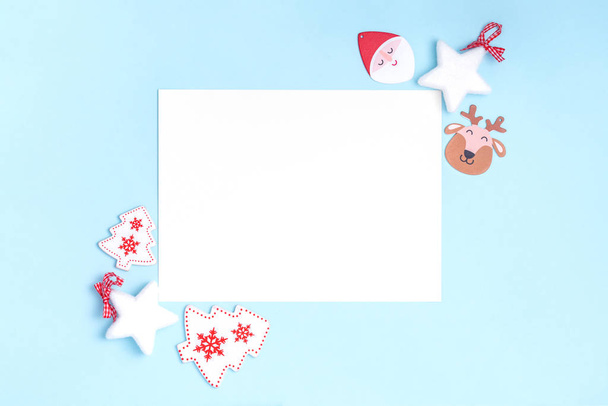 Capodanno e composizione natalizia. Layout creativo su sfondo blu pastello. Vista dall'alto, disposizione piatta, spazio di copia
 - Foto, immagini
