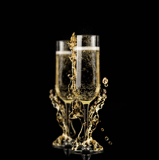 champagne glazen met splash - Foto, afbeelding