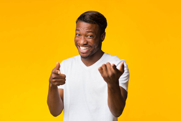 Αστείος Αφρο τύπος που δείχνει τα δάχτυλα στην κάμερα, Studio Shot - Φωτογραφία, εικόνα