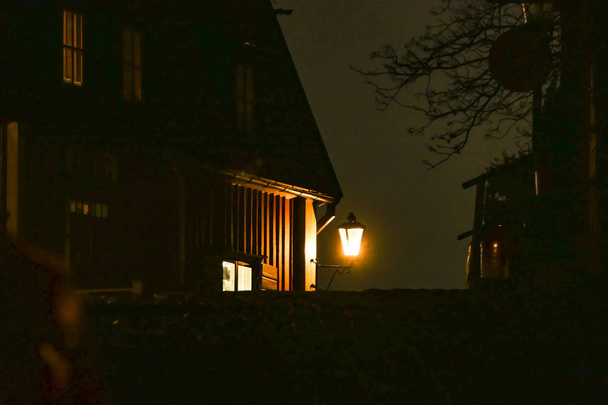 stockholm, schweden eine dunkle straßenecke beleuchtet von einer gaslampe. - Foto, Bild