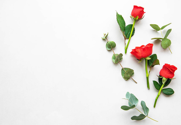 Κόκκινα τριαντάφυλλα και ευκάλυπτος - Φωτογραφία, εικόνα