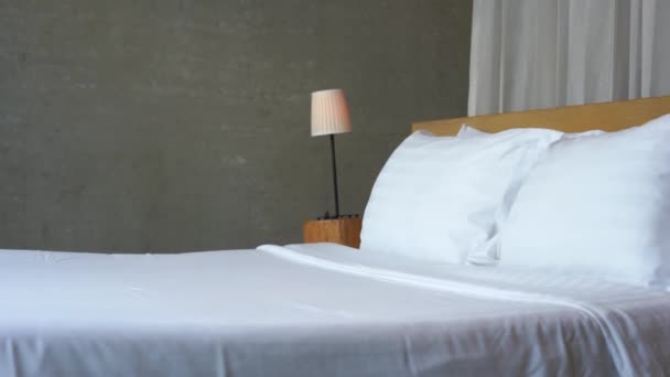 imágenes del dormitorio amueblado de lujo en el hotel - Metraje, vídeo