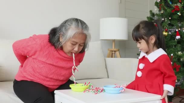 Babička a vnouče jsou šťastní z oslavy narozenin spolu s radostí a láskou - Záběry, video