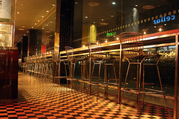 Sillas en fila en el bar
 - Foto, Imagen