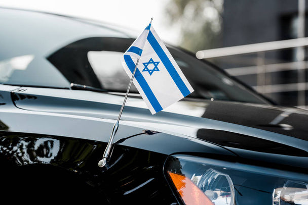zbliżenie flagi izraelskiej na czarny nowoczesny samochód  - Zdjęcie, obraz
